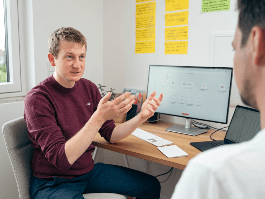 Patrick im Beratungsgespräch am Arbeitsplatz